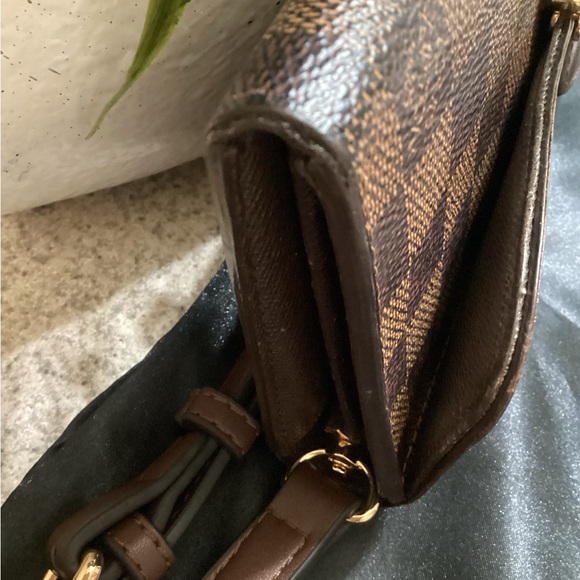 Authentic Louis Vuitton Damier wallet with strap. - Picture 4 of 16